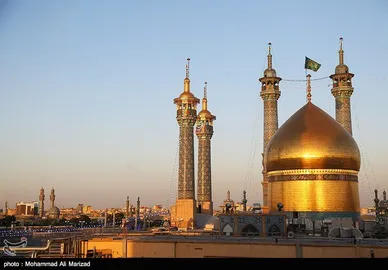 آیین تعویض پرچم گنبد حرم حضرت معصومه(س) و امام رضا (ع) به مناسبت آغاز دهه کرامت