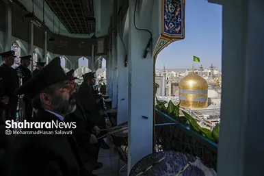 گزارش تصویری | تعویض پرچم گنبد حرم مطهر رضوی به مناسبت میلاد امام رضا(ع)