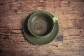 ۵ راهکار ساده برای از بین بردن لکه قهوه و چای روی لیوان