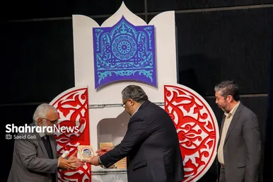 رونمایی از کتاب متولد چهل و دو