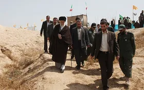 ویدئو | لحظاتی از حضور و سخنرانی رهبر انقلاب در گلزار شهدای هویزه در دهه ۷۰