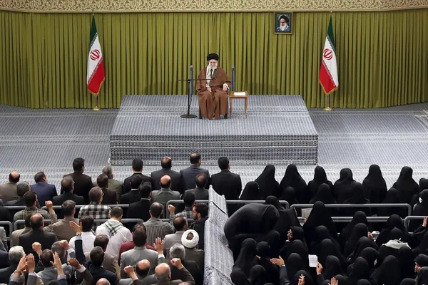 رهبر معظم انقلاب در دیدار معلمان: تشکر از معلم برای توجه دادن افکار عمومی به اهمیت معلم است + فیلم و تصاویر
