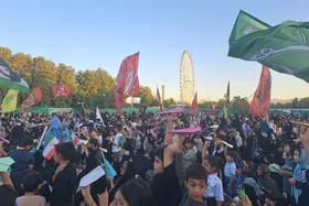 اجتماع کودکان مشهدی علیه ظلم | پرواز موشک&zwnj;های کاغذی در پارک ملت (۳۰ تیر ۱۴۰۴) +فیلم