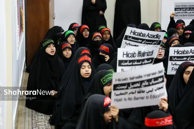 گزارش تصویری | حمایت دانش‌آموزان مشهدی از دختران محجبه جمهوری آذربایجان (۲۲ مهر ۱۴۰۵)