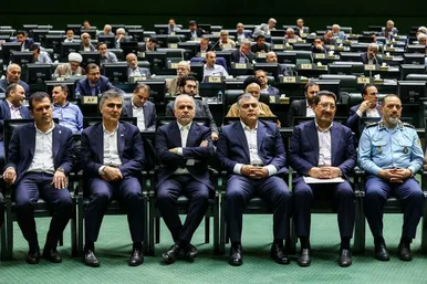 تصاویری از جلسه غیرعلنی مجلس با حضور رئیس‌جمهور و اعضای هیئت دولت (۱۸ شهریور ۱۴۰۴)