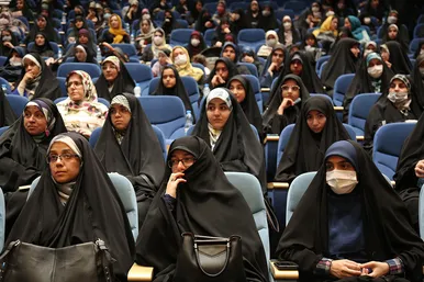 آیین رونمایی و جشن امضای کتاب «ویولون زن روی پل»