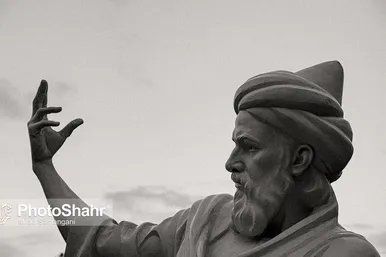 تندیس های افسانه ای شاهنامه در جلوخان آرامگاه فردوسی