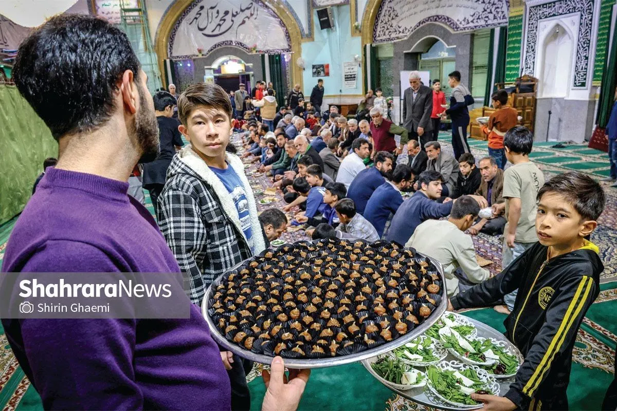 چند خرده روایت از حس وحال سفره های افطاری ساده مشهدی‌ها | همدلی با طعم نان و خرما