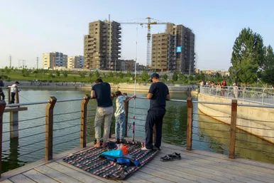 جشنواره ماهیگیری در رود پارک مشهد