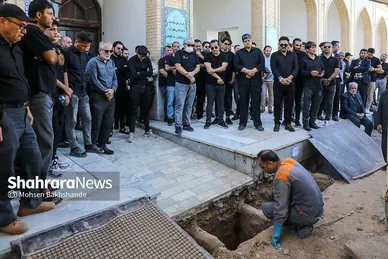 عکس‌هایی از تشییع پیکر پدر خداداد عزیزی در مشهد
