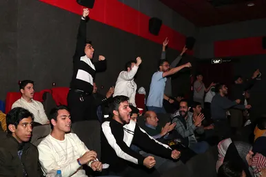 تماشای فوتبال ایران و قطر در سینماهای مشهد