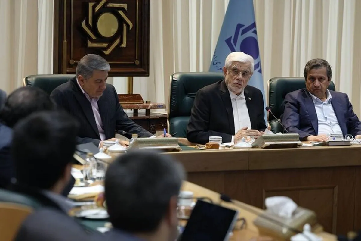 عارف در بانک مرکزی: آمریکا هر اقدامی که می‌توانسته علیه ایران انجام داده و کار جدیدی نمی‌تواند کند