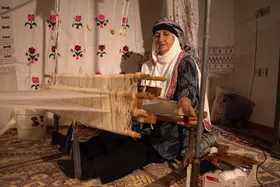 فَرَت&zwnj;بافی، راهی برای درآمدزایی زنان