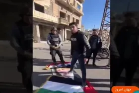 ویدئو | لگد مال کردن تصویر بشار اسد و پرچم فلسطین و سوریه در تصویر پخش شده از شبکه خبر صداوسیما!
