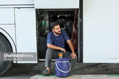 محفظه بار اتوبوس محل استراحت راننده بود تا به همراه کلدمن و آب خنک لختی از گرمای عصر تابستان فرار کند