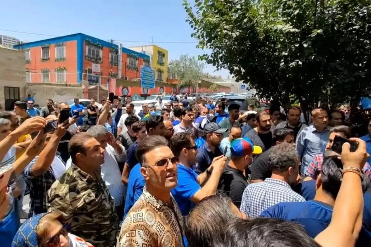 تجمع هواداران استقلال مقابل باشگاه + عکس و فیلم