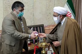 اهدای مدال&zwnj;های حسین رضازاده به موزه آستان قدس رضوی
