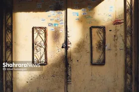 نشسته&zwnj;ام به در نگاه می&zwnj;کنم