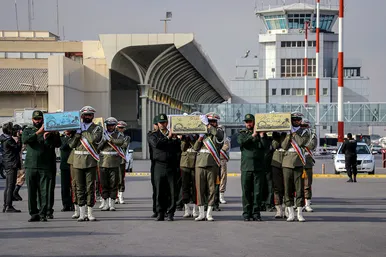 استقبال از پیکر مطهر ۱۲ شهید گمنام دفاع مقدس در فرودگاه هاشمی نژاد مشهد