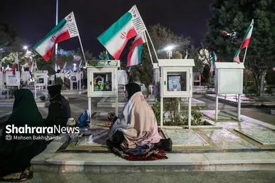 گزارش تصویری | مراسم احیای سومین شب قدر در جوار گلزارشهدای بهشت‌رضا(ع) (۳ فروردین ۱۴۰۴)