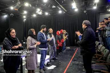 گزارش تصویری | نمایش «مردی مقابل فرزندانش»