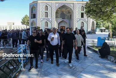 عکس‌هایی از تشییع پیکر پدر خداداد عزیزی در مشهد