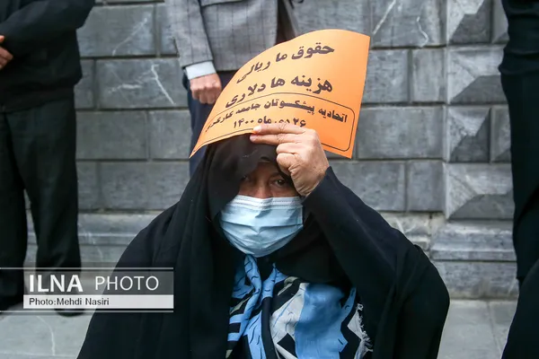 تجمع اعتراضی بازنشستگان و کارگران تأمین اجتماعی مقابل مجلس + تصاویر (۲۶ دی ۱۴۰۰)