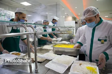 آماده سازی غذای متبرک مهمانسرای حضرت رضا (ع)