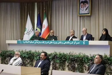 عکس‌هایی از حضور رئیس‌جمهور در قرارگاه سازندگی خاتم‌الانبیا(ص)