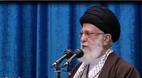 تصاویر زنده شبکه فرانس ۲۴ از نماز جمعه تهران به امامت حضرت آیت الله خامنه&zwnj;ای رهبر معظم انقلاب
