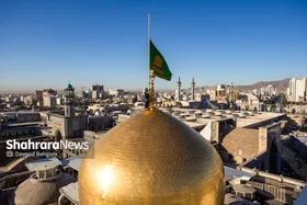 آیین تعویض پرچم گنبد منور حرم مطهر رضوی