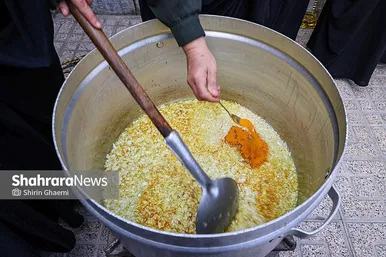 گزارش تصویری | بانوان مشهدی برای مردم حاضر در خیابان ها غذای نذری می پزند