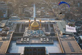 تصاویر زیبا از اهتزار پرچم غدیر در آسمان نجف اشرف