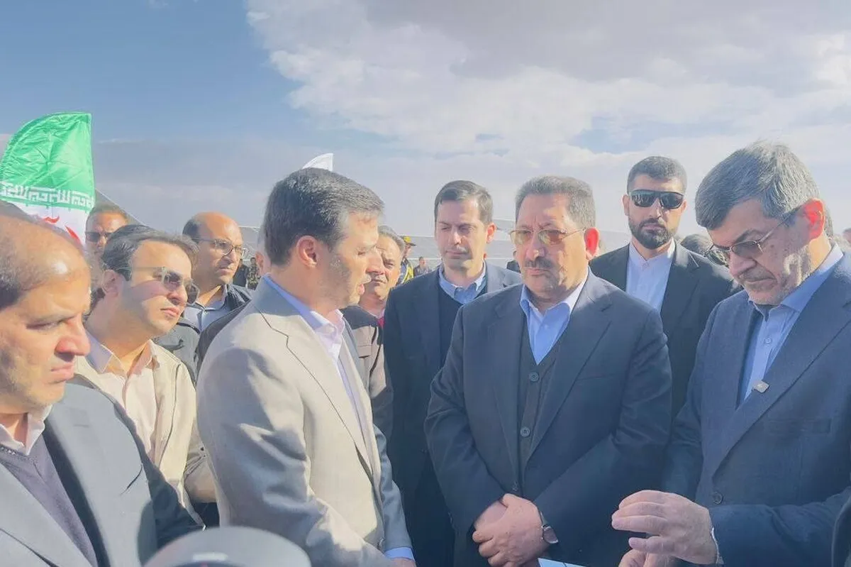 وزیر صمت نیروگاه ۱۰۰ مگاواتی فروغ کویر چادرملو را افتتاح کرد (۱۵ بهمن ۱۴۰۴)