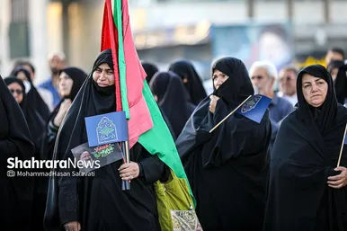 تشرف زائران و مجاوران رضوی به حرم امام رئوف در روز زیارتی آن حضرت