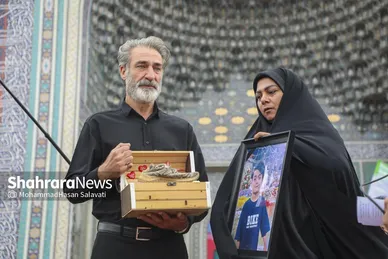 گزارش تصویری | اجتماع بزرگ «مشت‌های گره‌کرده» در حرم مطهر رضوی