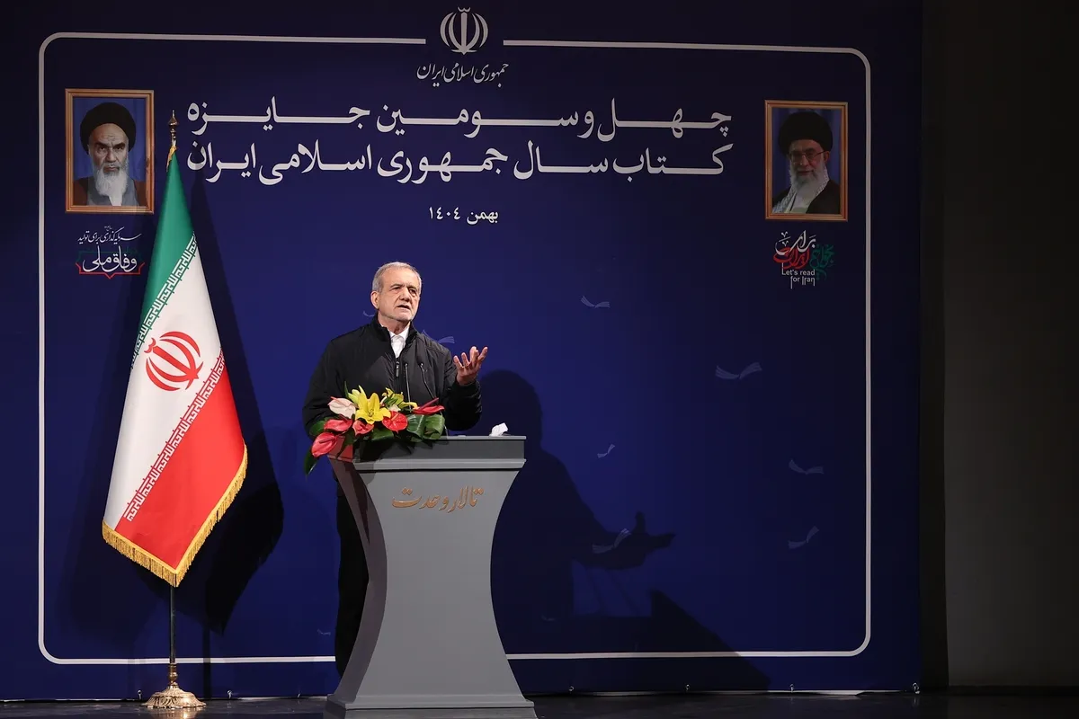 پزشکیان در مراسم کتاب سال جمهوری اسلامی: رویکرد دولت در زمینه ترویج کتاب و کتابخوانی، حمایت حداکثری از فعالان این حوزه است