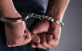 تبهکاری در خیابان با تیغ عریان چاقو