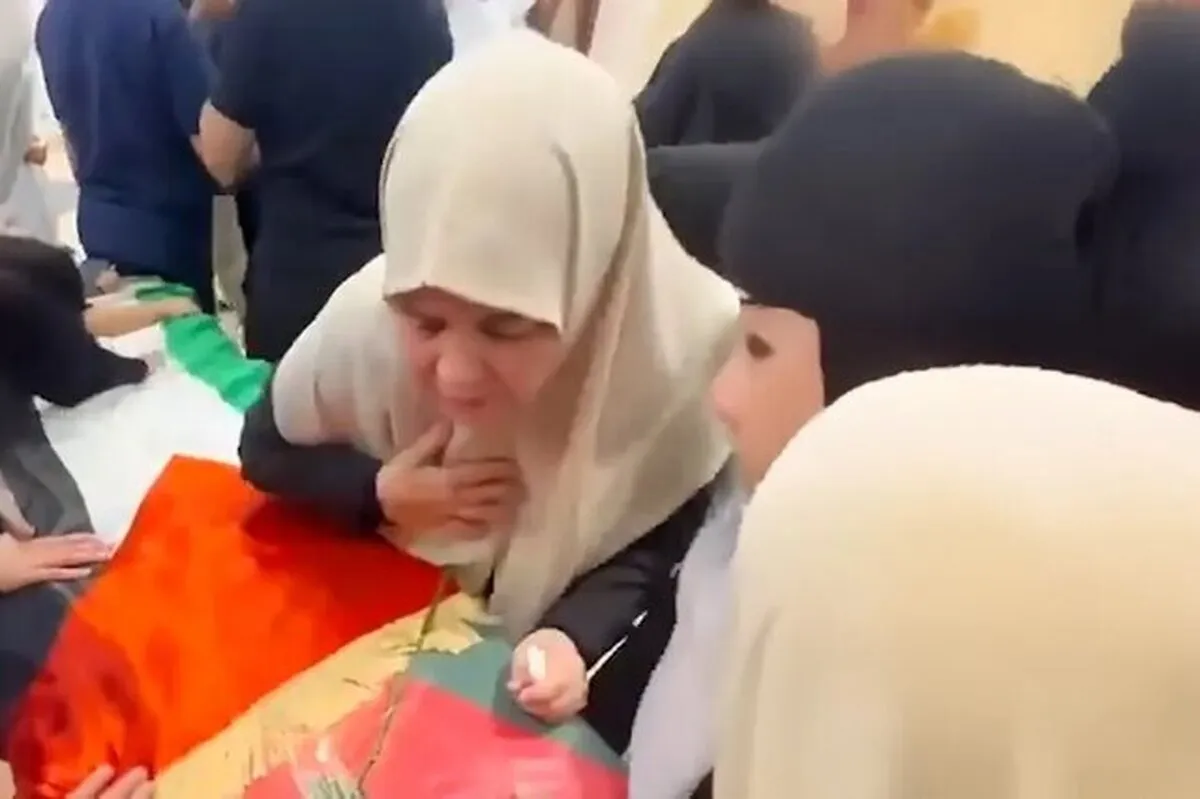 وداع همسر شهید اسماعیل هنیه با پیکر او + فیلم