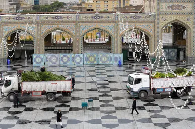 عکس‌هایی از ورود کاروان گل‌های اهدایی به حرم مطهر رضوی