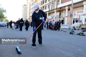 نظافت و رفت و روب معابر نجف اشرف توسط پاکبانان مشهدی در روز اربعین