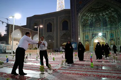 توزیع افطاری در باب الکاظم حرم مطهر رضوی