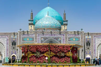 گل آرایی حرم امام رضا(ع) در دهه کرامت
