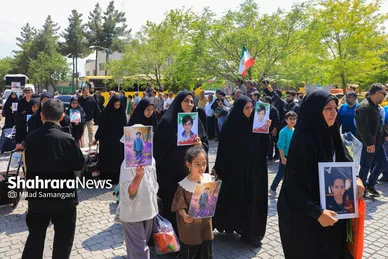گزارش تصویری | بدرقه خانواده شهدای مدرسه «شجره طیبه» میناب در ایستگاه راه‌آهن مشهد