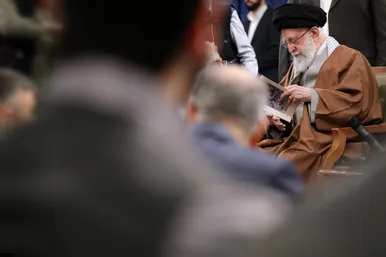 دیدار جمعی از شاعران و اهالی فرهنگ و ادب فارسی با رهبر انقلاب