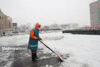 ویدئو | تلاش شبانه‌روزی خادمان شهری برای برف‌روبی و تسهیل عبور و مرور در خیابان‌های مشهد