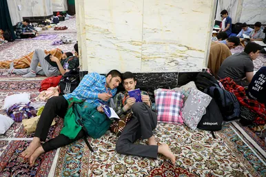اعتکاف نوجوانان دهه هشتادی در حرم مطهر رضوی