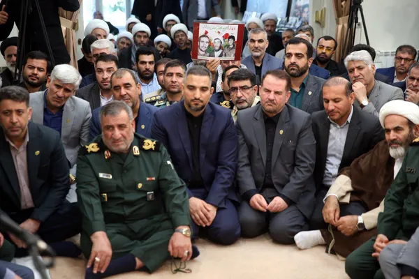 رهبر معظم انقلاب در دیدار دست‌اندرکاران کنگره شهدای کهگیلویه‌وبویراحمد: هدف دشمن از جنگ روانی در عرصه نظامی ایجاد ترس و عقب‌نشینی است + فیلم و عکس