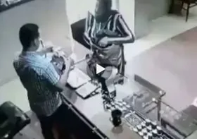 سرقت یک خانم با اسپری فلفل از طلافروشی + فیلم