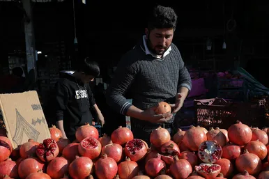 بازار مشهد در آستانه شب یلدا